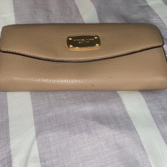 Michael Kors wallet; great condition - Picture 10 of 11